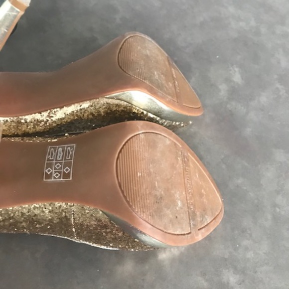 (2* for $30) Nine West Gold Glitter - Size 5 1/2" - Picture 3 of 8